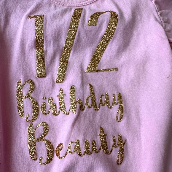 Squishy baby girl’s bodysuit with ruffled sleeves. Size 6M. - Picture 4 of 5